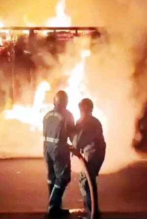 Muzaffarnagar/बुढ़ाना में हाईवे पर दौड़ता ट्रक बना आग का गोला, टायर फटते ही डिवाइडर से टकराया; चालक ने कूदकर बचाई जान