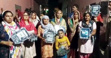 Muzaffarnagar News: स्मार्ट मीटरों पर फूटा ग्रामीणों का गुस्सा, मंसूरपुर में लोगों ने उखाड़े मीटर, आंदोलन की चेतावनी