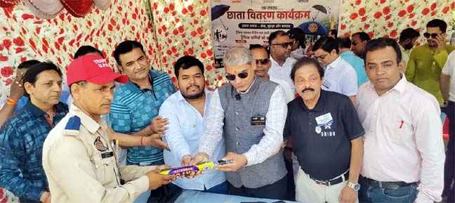 Muzaffarnagar में रोटरी क्लबों की अनूठी पहल, चिलचिलाती गर्मी में ट्रैफिक पुलिस कर्मियों को बांटे गए छाते 1 Muzaffarnagar News
