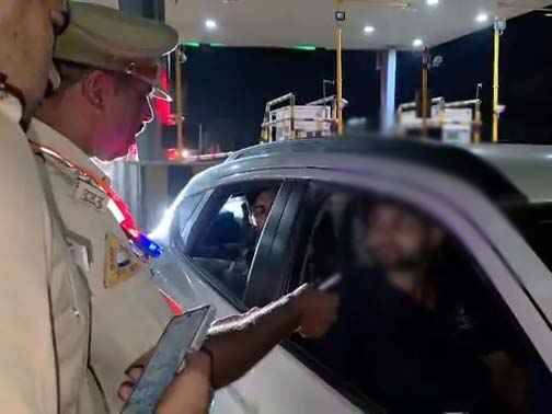 Muzaffarnagar में हाईवे पर देर रात ट्रैफिक पुलिस का बड़ा अभियान, छपार टोल प्लाजा बना पुलिस छावनी 1 Muzaffarnagar News Police