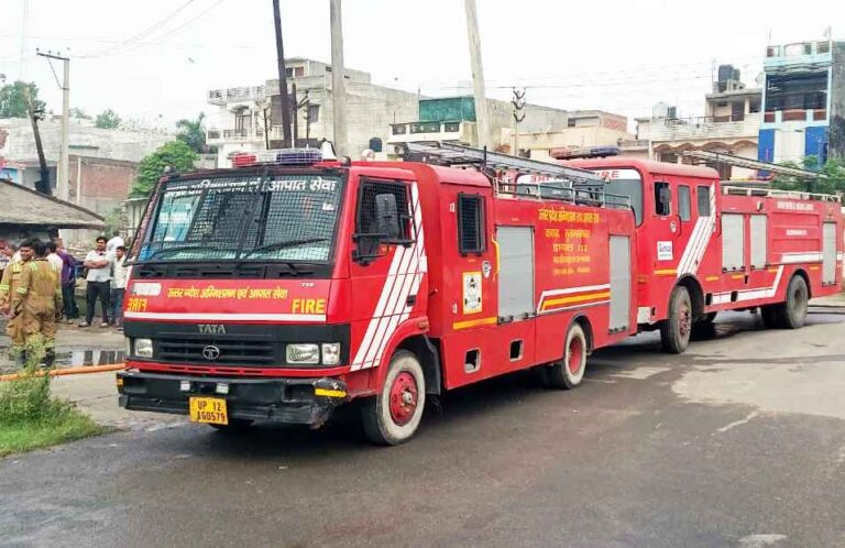 Muzaffarnagar की एशिया प्रसिद्ध गुड़ मंडी में भीषण अग्निकांड: 7 घंटे तक जलता रहा बारदाने का गोदाम, लाखों के नुकसान की आशंका