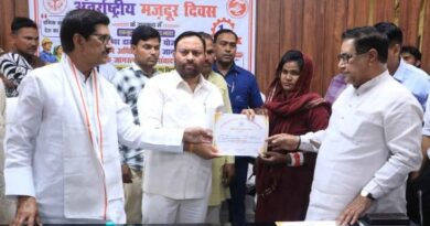 Muzaffarnagar: अंतरराष्ट्रीय मजदूर दिवस पर विकास भवन में श्रमिकों को सम्मान, सीएम योगी का वर्चुअल संबोधन और योजनाओं के प्रमाण-पत्र वितरित