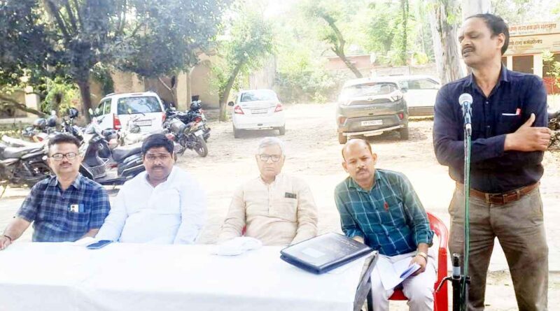 Muzaffarnagar Teachers Protest: लंबित मांगों को लेकर माध्यमिक शिक्षक संघ का जिला विद्यालय निरीक्षक कार्यालय पर विशाल धरना, पुरानी पेंशन और वेतनमान मुद्दों पर नाराजगी