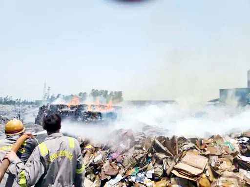 Muzaffarnagar की पेपर मिल में भीषण आग से मचा हड़कंप, कई जिलों से बुलानी पड़ी दमकल गाड़ियां 1 Muzaffarnagar News