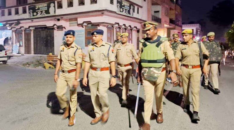 Muzaffarnagar में सुरक्षा का सख्त संदेश: एसपी सिटी अमृत जैन ने नई मंडी क्षेत्र में किया फ्लैग मार्च, बाजारों और संवेदनशील इलाकों का लिया जायजा 1 Muzaffarnagar News