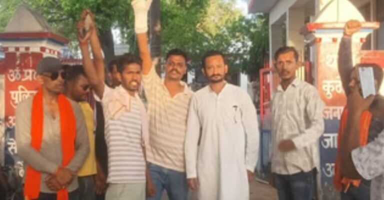 Orai में धर्मांतरण की आशंका पर हड़कंप: बस में भरकर ले जाए जा रहे 22 लोग पकड़े गए, पुलिस जांच में जुटी 1 Vhp