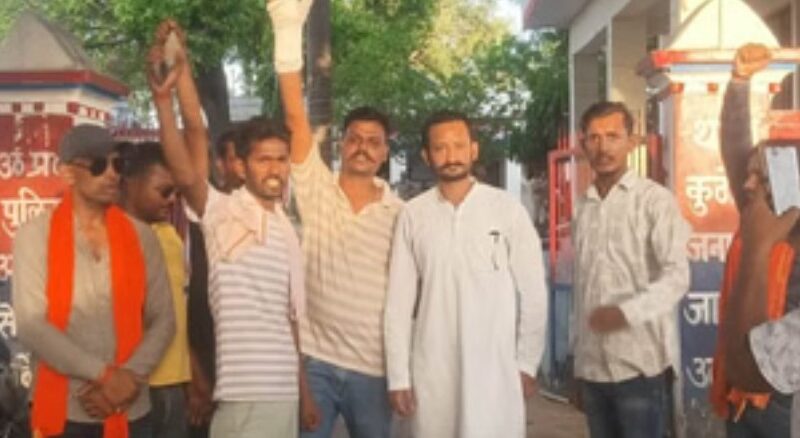 Orai में धर्मांतरण की आशंका पर हड़कंप: बस में भरकर ले जाए जा रहे 22 लोग पकड़े गए, पुलिस जांच में जुटी 1 Vhp