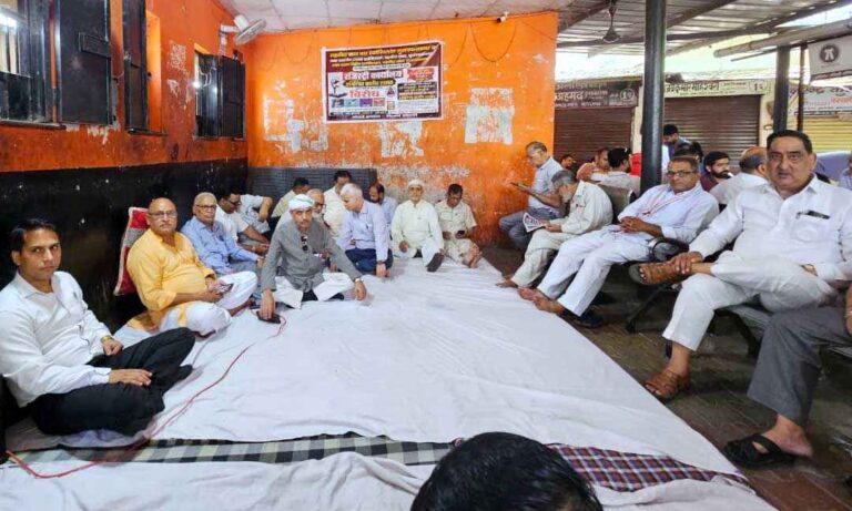 Muzaffarnagar तहसील में ई-पंजीकरण व्यवस्था के खिलाफ अधिवक्ताओं का जोरदार प्रदर्शन, ‘पासपोर्ट मॉडल’ पर संपत्ति पंजीकरण का किया विरोध 1 Muzaffarnagar News