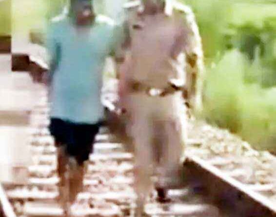 डेढ़ किलोमीटर तक पटरियों पर दौड़ी डायल 112 टीम, ट्रेन आने से कुछ सेकंड पहले युवक की बचाई जान; खतौली Muzaffarnagar पुलिस की जांबाजी की हो रही सराहना 1 Muzaffarnagar News