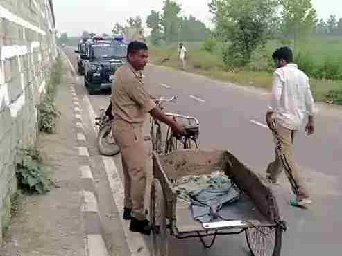 Muzaffarnagar हादसा: रेत से भरे तेज रफ्तार ट्रक ने महिला को कुचला, मौके पर मौत; गुस्साए ग्रामीणों ने लगाया जाम, चालक पुलिस हिरासत में 2 Muzaffarnagar News