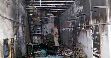 Muzaffarnagar के नॉवेल्टी चौराहे पर आधी रात आग का तांडव: अरोरा इलेक्ट्रॉनिक्स शॉप जलकर राख, लाखों का नुकसान 5 Muzaffarnagar News