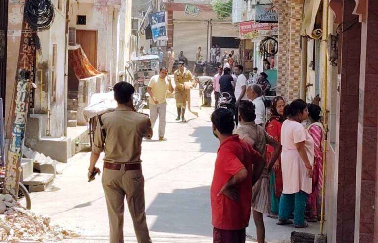 Muzaffarnagar में मोबाइल एसेसरीज शोरूम में लगी भीषण आग, एसी पाइप फटने से मचा हड़कंप, दमकल ने टाला बड़ा हादसा 1 Muzaffarnagar News