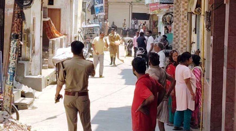Muzaffarnagar में मोबाइल एसेसरीज शोरूम में लगी भीषण आग, एसी पाइप फटने से मचा हड़कंप, दमकल ने टाला बड़ा हादसा 1 Muzaffarnagar News