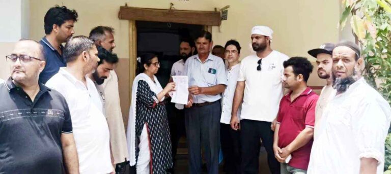 Muzaffarnagar में सीलिंग अभियान पर भड़के व्यापारी: बिना नोटिस कार्रवाई पर उठे सवाल, प्रशासन को आंदोलन की चेतावनी 1 Muzaffarnagar News