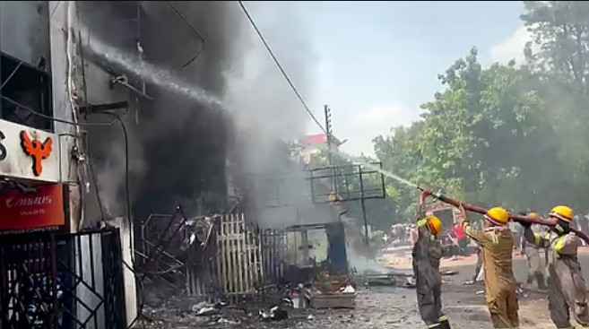 Lucknow कोचिंग अग्निकांड: 15 सपनों की दर्दनाक मौत, एक इमारत की लापरवाही ने उजाड़ दिए कई घर; सीएम योगी के सख्त तेवर से मचा हड़कंप 1 At Least 15 Killed, Five Injured In Fire At Lucknow