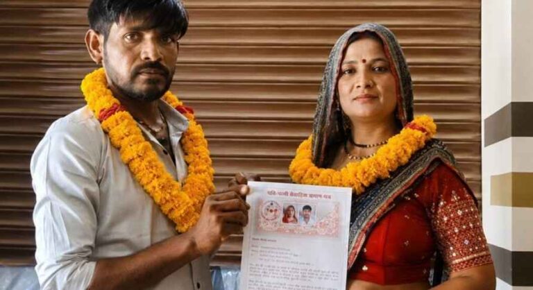 Kanpur में रिश्तों की अनोखी कहानी: दामाद ने सास से की कोर्ट मैरिज, वायरल वीडियो ने मचाई सनसनी 1 Kanpur-Saas-Damad-Story-Son-In-Law-Did-Marriage-With-Mother-In-Law