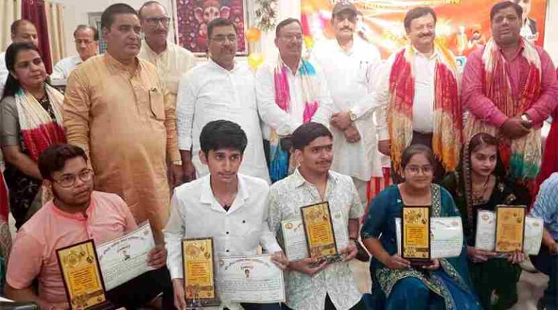 Muzaffarnagar में स्वर्णकार समाज का शक्ति प्रदर्शन: सुरक्षा, रोजगार और राजनीतिक भागीदारी की बुलंद मांग; मेधावी छात्रों का हुआ सम्मान 3 Muzaffarnagar News
