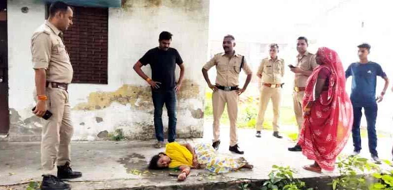 Muzaffarnagar खतौली रेलवे क्वार्टर के बाहर बेहोशी की हालत में मिली अज्ञात महिला, गंभीर चोटों के साथ हायर सेंटर रेफर 1 Muzaffarnagar News
