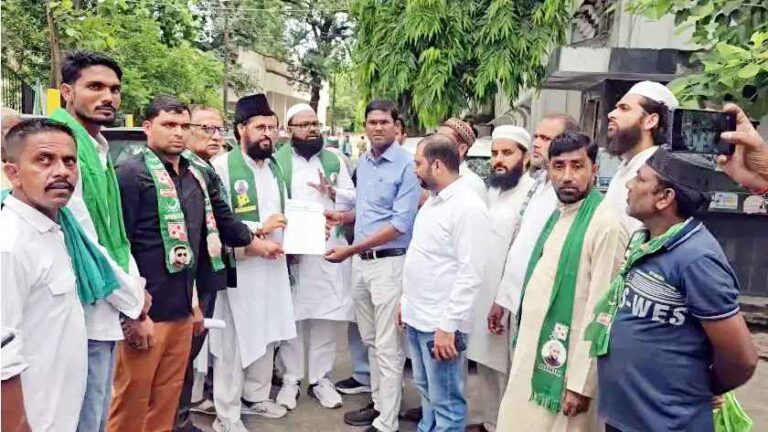 Muzaffarnagar में Aimim का प्रदर्शन: मोहम्मद अली जौहर यूनिवर्सिटी पर कार्रवाई रोकने की मांग, राष्ट्रपति व मुख्यमंत्री के नाम सौंपा ज्ञापन 1 Muzaffarnagar News