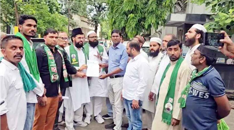 Muzaffarnagar में Aimim का प्रदर्शन: मोहम्मद अली जौहर यूनिवर्सिटी पर कार्रवाई रोकने की मांग, राष्ट्रपति व मुख्यमंत्री के नाम सौंपा ज्ञापन 1 Muzaffarnagar News