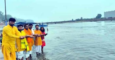 Muzaffarnagar शुकतीर्थ गंगा में छठे दिन भी बहा काला पानी, संतों में आक्रोश, रासायनिक प्रदूषण की जांच और कार्रवाई की मांग तेज Muzaffarnagar News