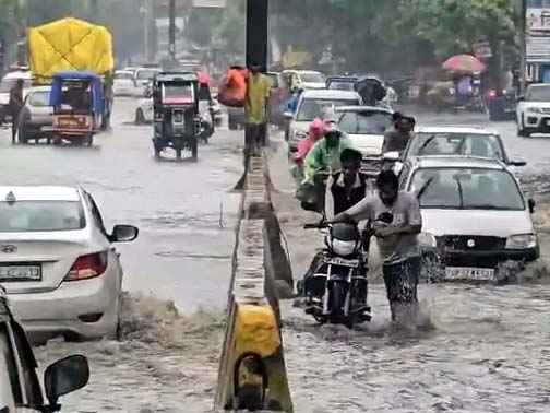 तीन दिन की बारिश में ‘तालाब’ बनीं Muzaffarnagar की सड़कें! कांवड़ यात्रा से पहले रुड़की रोड पर भारी जलभराव ने खोली तैयारियों की पोल 1 Muzaffarnagar News Rain