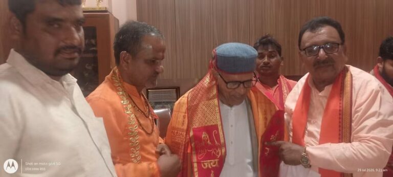 गुरु पूर्णिमा पर गोरक्षपीठ में Vishwa Hindu Mahasangh Bharat की श्रद्धापूर्ण उपस्थिति, राष्ट्रीय अध्यक्ष प्रमोद त्यागी ने लिया आशीर्वाद 1 Vhm