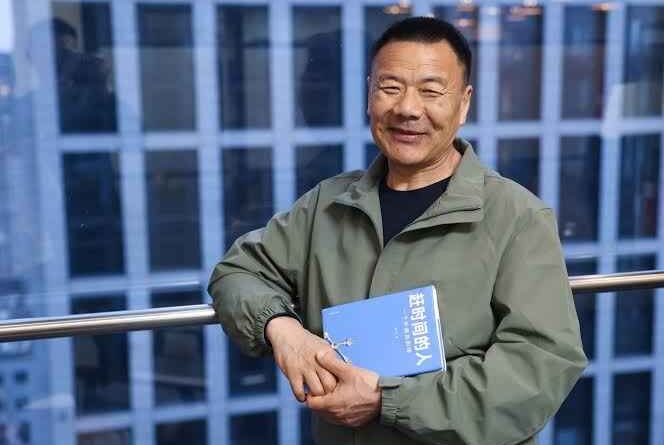 फूड डिलीवरी से साहित्य के शिखर तक: 56 वर्षीय Wang Jibing को मिला चीन का प्रतिष्ठित लू शुन साहित्य पुरस्कार 1 Wang Jibing