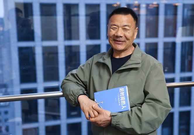 फूड डिलीवरी से साहित्य के शिखर तक: 56 वर्षीय Wang Jibing को मिला चीन का प्रतिष्ठित लू शुन साहित्य पुरस्कार 1 Wang Jibing
