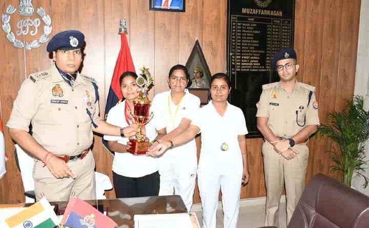 Muzaffarnagar की महिला पुलिसकर्मियों का बैडमिंटन में जलवा, राज्य व अंतरजनपदीय प्रतियोगिताओं में जीते कई पदक; Ssp ने किया सम्मानित 1 Muzaffarnagar News