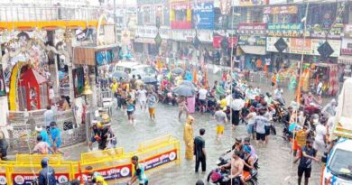 बारिश में डूबा शिव चौक Muzaffarnagar, फिर भी नहीं थमी डाक कांवड़ की रफ्तार! घुटनों तक पानी के बीच गूंजे हर-हर महादेव के जयकारे Muzaffarnagar News