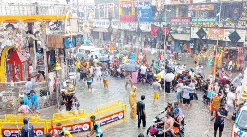 बारिश में डूबा शिव चौक Muzaffarnagar, फिर भी नहीं थमी डाक कांवड़ की रफ्तार! घुटनों तक पानी के बीच गूंजे हर-हर महादेव के जयकारे 1 Muzaffarnagar News