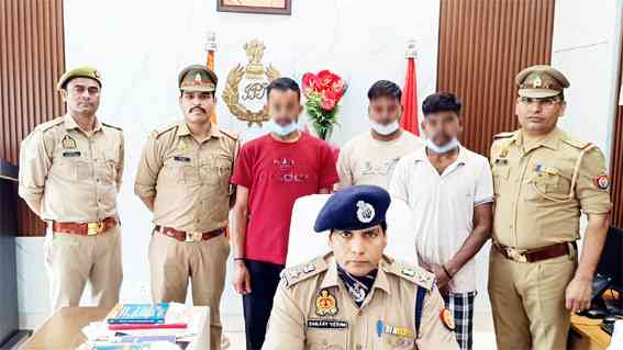 Muzaffarnagar में 104 बीघा जमीन हड़पने की साजिश का खुलासा! फर्जी आधार-पैन से खुलवाया बैंक खाता, किसान बनकर जमीन बेचने निकले 3 शातिर गिरफ्तार 1 Muzaffarnagar News