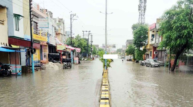 Muzaffarnagar में बारिश का कहर: शिवचौक से कॉलोनियों तक जलभराव, कई फीट पानी में बंद हुईं बाइकें; विधवा का कच्चा मकान ढहा 2 Muzaffarnagar News Rain