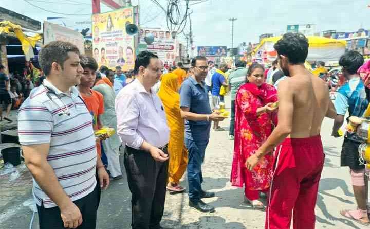 Muzaffarnagar में शिवभक्त कांवड़ियों की सेवा में जुटा जिला चिकित्सालय, भीषण गर्मी के बीच डॉक्टरों ने बांटा फल-पानी; स्वास्थ्यकर्मियों ने पेश की सेवा की मिसाल 1 Muzaffarnagar News