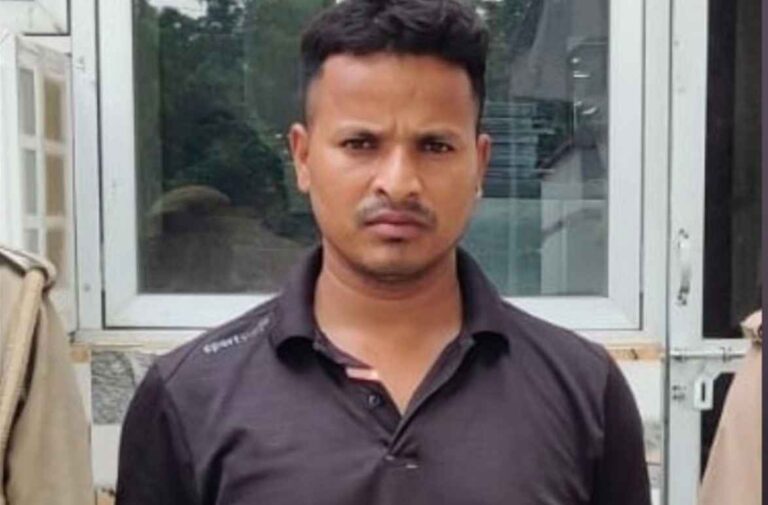Azamgarh में 6 लाख की नकल डील का पर्दाफाश: कान में हियरिंग डिवाइस, अंडरवियर में ब्लूटूथ-सिम; नकल माफिया गिरोह का सदस्य गिरफ्तार 1 Azamgarh