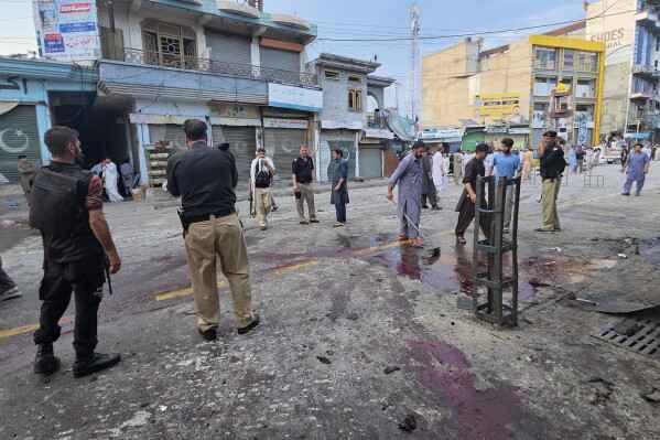 Pakistan के स्वात में आत्मघाती हमला: पुलिस स्टेशन के बाहर धमाका, 14 की मौत, 22 घायल; शांति रैली के बीच दहला खैबर पख्तूनख्वा 1 Suicide Bombing Outside Police Station In Pakistan'S Swat Kills 14 During Peace Rally