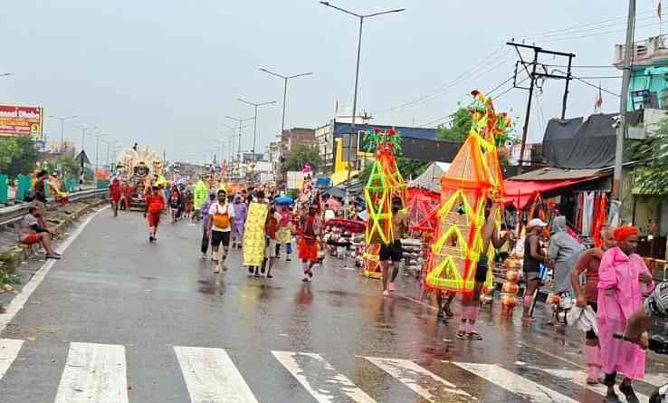 बारिश भी नहीं डिगा सकी शिवभक्तों की आस्था: खतौली में 'बोल बम' के जयघोषों के बीच उमड़ा कांवड़ियों का सैलाब, Muzaffarnagar पुलिस की मुस्तैदी बनी मिसाल 2 Muzaffarnagar News