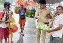 मूसलाधार बारिश में भी नहीं डिगी खाकी की सेवा! Muzaffarnagar चरथावल में कांवड़ियों के लिए पुलिस बनी सहारा, पानी-फल और कोल्ड ड्रिंक बांटी Muzaffarnagar News