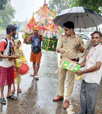 मूसलाधार बारिश में भी नहीं डिगी खाकी की सेवा! Muzaffarnagar चरथावल में कांवड़ियों के लिए पुलिस बनी सहारा, पानी-फल और कोल्ड ड्रिंक बांटी 2 Muzaffarnagar News