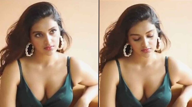 जयपुर एयरपोर्ट पर फैंस से घिरीं Nidhhi Agerwal, बाउंसर्स से दूर जाकर खुद खिंचवाई तस्वीरें; सादगी ने जीता दिल 1 Nidhi Agarwal