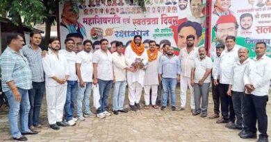 Muzaffarnagar में विवादित होर्डिंग पर सियासी हलचल तेज, थाने पहुंचे गौरव जैन के समर्थन में जुटे सपाई; बोले- अपमान सहन नहीं होगा Muzaffarnagar News