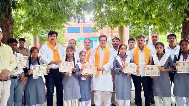 Muzaffarnagar के भोपा में ‘विकसित भारत विजन-2047’ की गूंज, छात्राओं ने चित्रों और भाषणों में सजाया अपने सपनों का भारत 1 Muzaffarnagar News