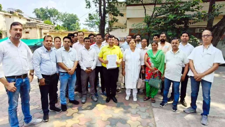 Muzaffarnagar में Nhm कर्मचारियों ने खोला मोर्चा, नियमितीकरण और समान वेतन समेत 10 लाख की कैशलेस चिकित्सा सुविधा की मांग; आंदोलन का ऐलान 1 Muzaffarnagar News