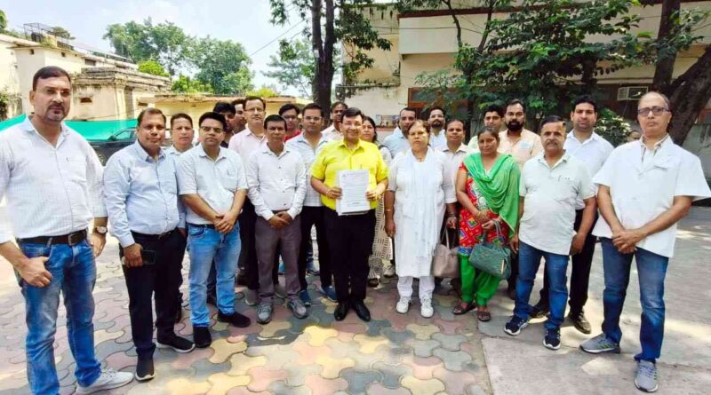 Muzaffarnagar में Nhm कर्मचारियों ने खोला मोर्चा, नियमितीकरण और समान वेतन समेत 10 लाख की कैशलेस चिकित्सा सुविधा की मांग; आंदोलन का ऐलान 1 Muzaffarnagar News