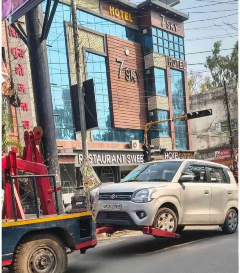 Muzaffarnagar में नो-पार्किंग में खड़ी गाड़ियों पर कार्रवाई, क्रेन से उठाए जा रहे वाहन 1 Muzaffarnagar News