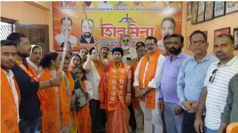 Muzaffarnagar में विजयादशमी पर शिवसेना का शस्त्र पूजन, 50 महिलाओं को भेंट की कृपाण; आत्मरक्षा का दिया संदेश 1 Muzaffarnagar News