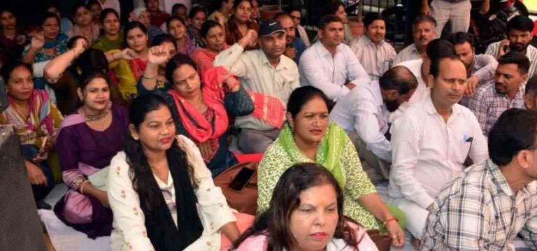 Muzaffarnagar में Nhm संविदा स्वास्थ्य कर्मचारियों का धरना शुरू, मांगें पूरी होने तक आंदोलन जारी रखने का ऐलान 1 Muzaffarnagar News