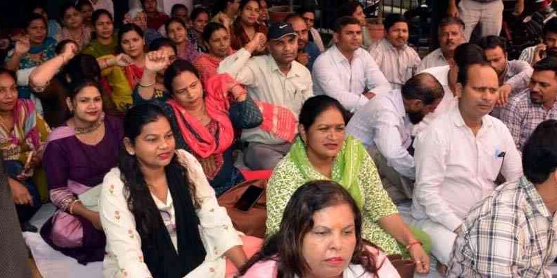 Muzaffarnagar में Nhm संविदा स्वास्थ्य कर्मचारियों का धरना शुरू, मांगें पूरी होने तक आंदोलन जारी रखने का ऐलान 1 Muzaffarnagar News