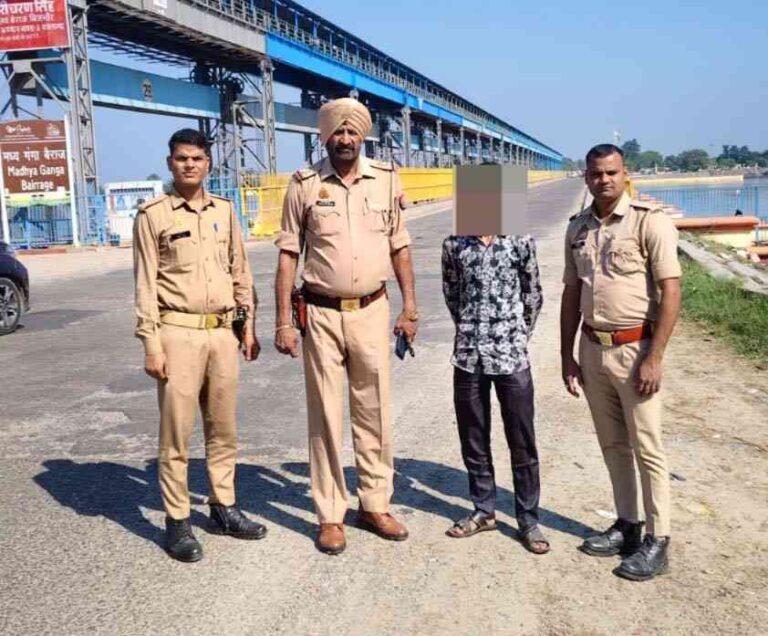 Muzaffarnagar: गंगा बैराज पर जिंदगी और मौत के बीच खड़ा था युवक, रामराज पुलिस ने नदी में कूदने से पहले बचाई जान 1 Muzaffarnagar News